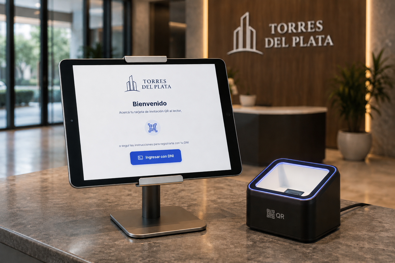 Tablet en modo kiosco de autoservicio con lector QR en el mostrador